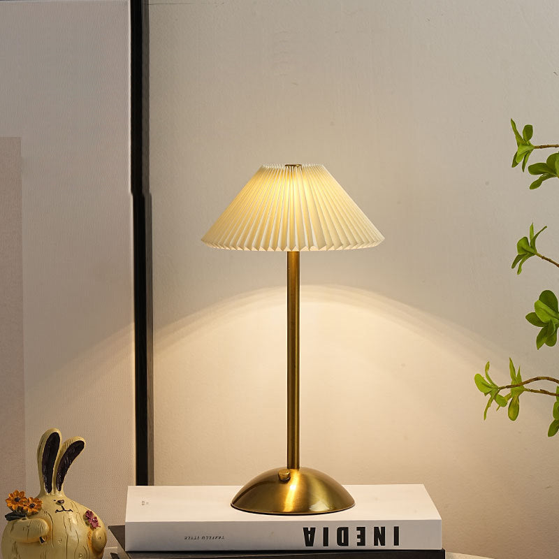 Lunvra - Lampada da tavolo con paralume in ottone a forma di cono