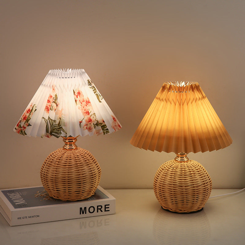 Aurevynn - Lampada da tavolo LED con paralume in rattan e tessuto conico