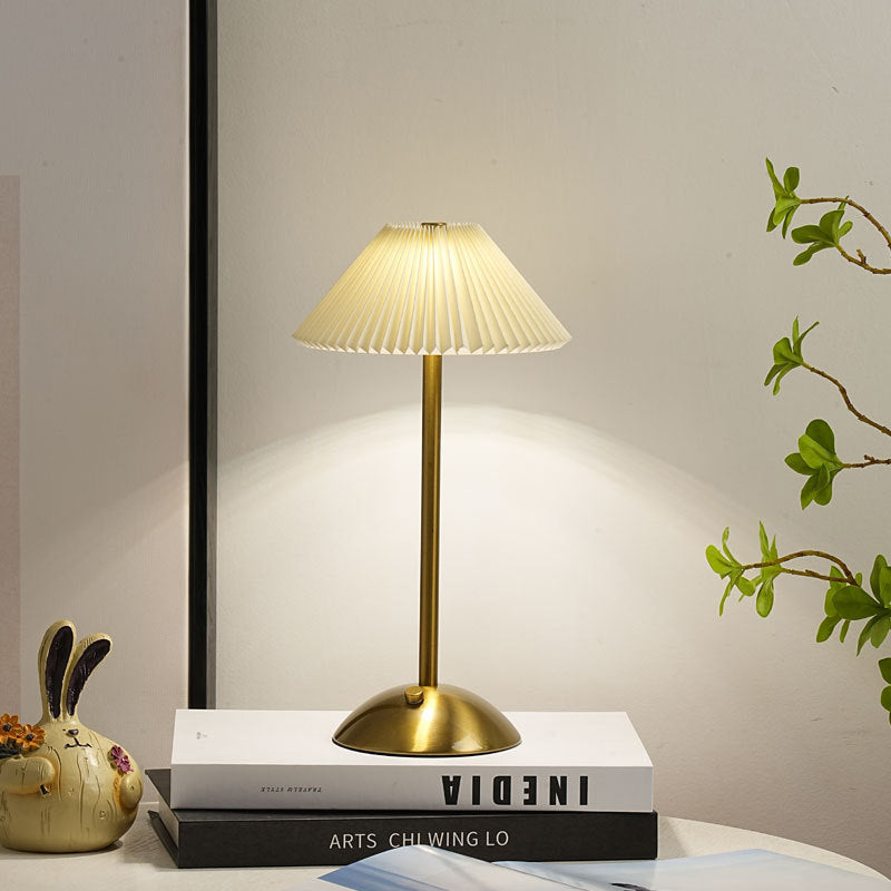 Lunvra - Lampada da tavolo con paralume in ottone a forma di cono
