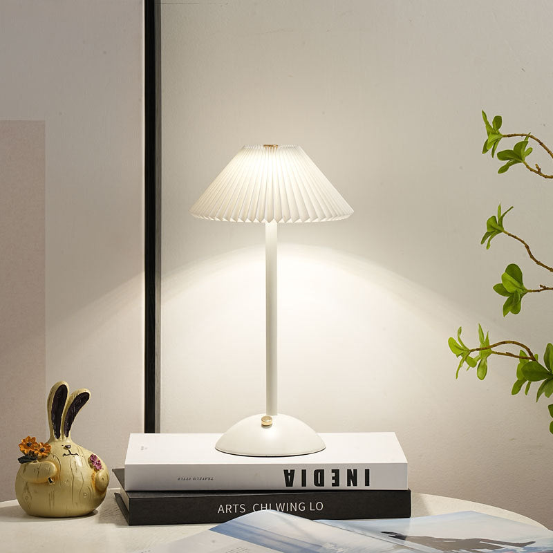 Lunvra - Lampada da tavolo con paralume in ottone a forma di cono