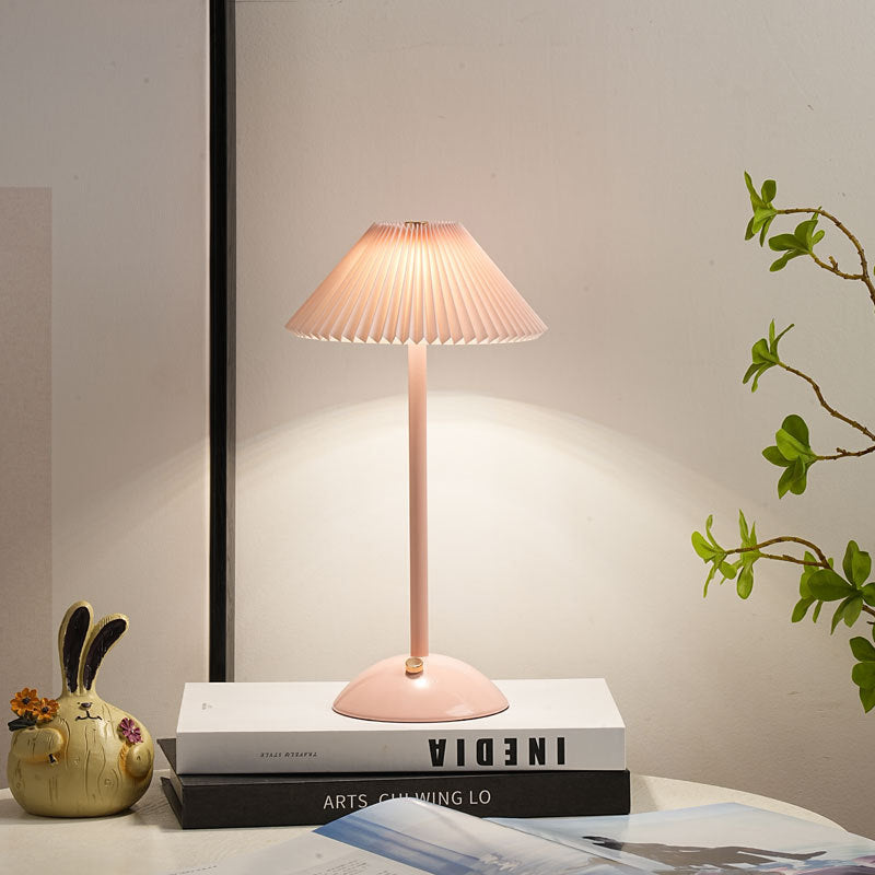 Lunvra - Lampada da tavolo con paralume in ottone a forma di cono