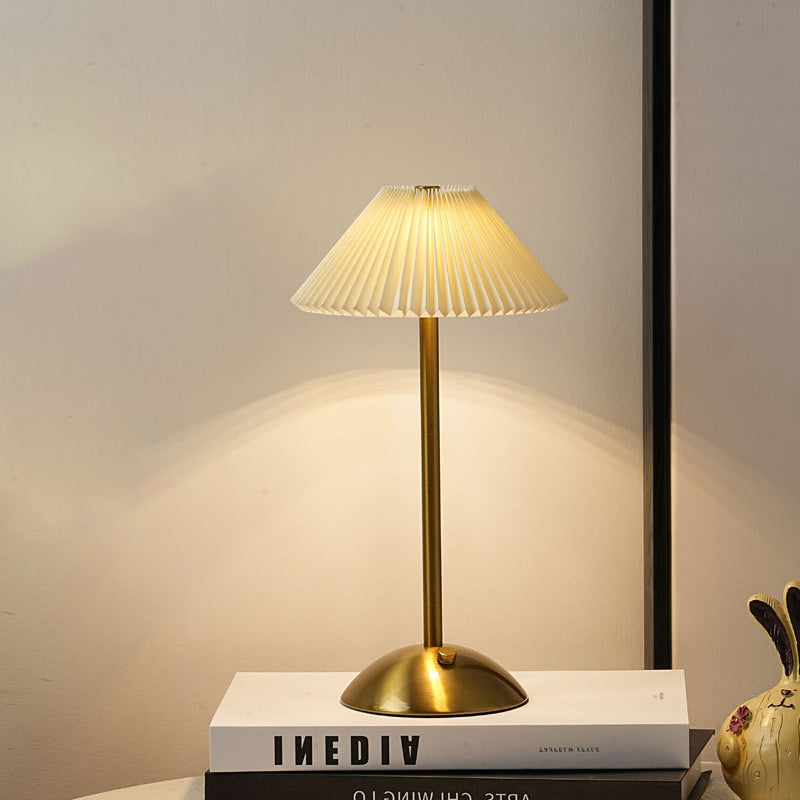 Lunvra - Lampada da tavolo con paralume in ottone a forma di cono
