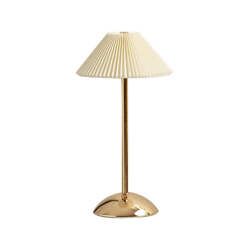 Lunvra - Lampada da tavolo con paralume in ottone a forma di cono