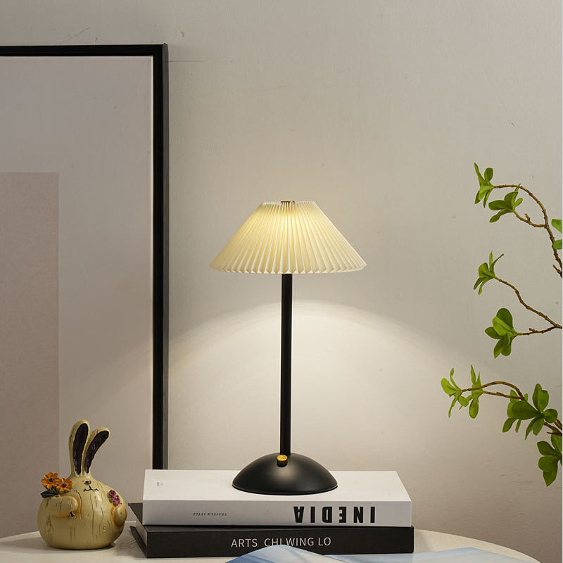 Lunvra - Lampada da tavolo con paralume in ottone a forma di cono