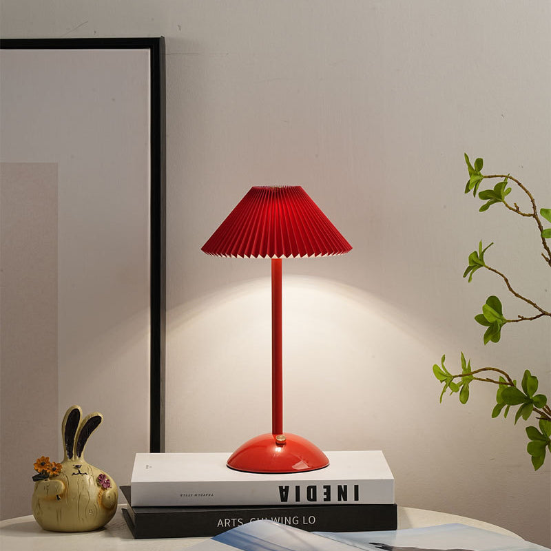 Lunvra - Lampada da tavolo con paralume in ottone a forma di cono