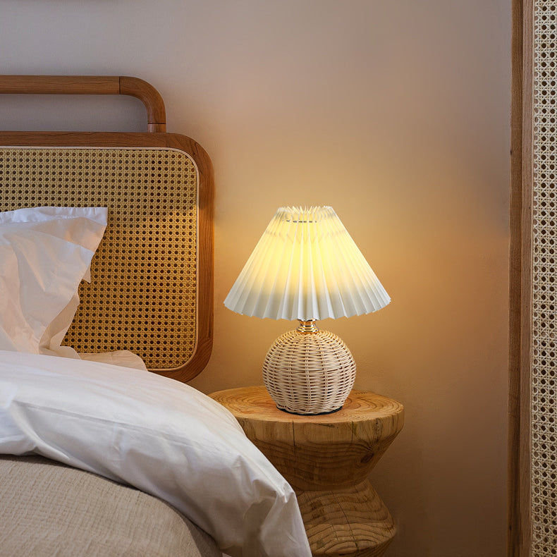Aurevynn - Lampada da tavolo LED con paralume in rattan e tessuto conico