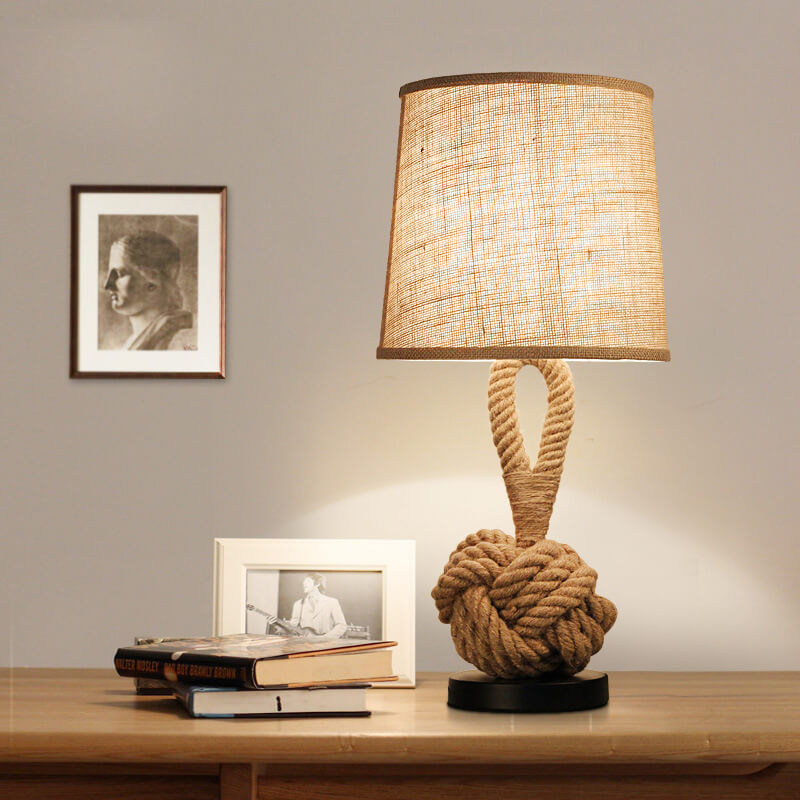 Calyra – Lampada da tavolo LED in tessuto retrò con nodo in spago