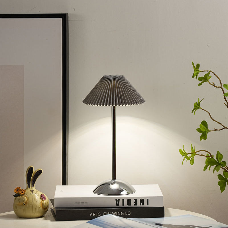 Lunvra - Lampada da tavolo con paralume in ottone a forma di cono
