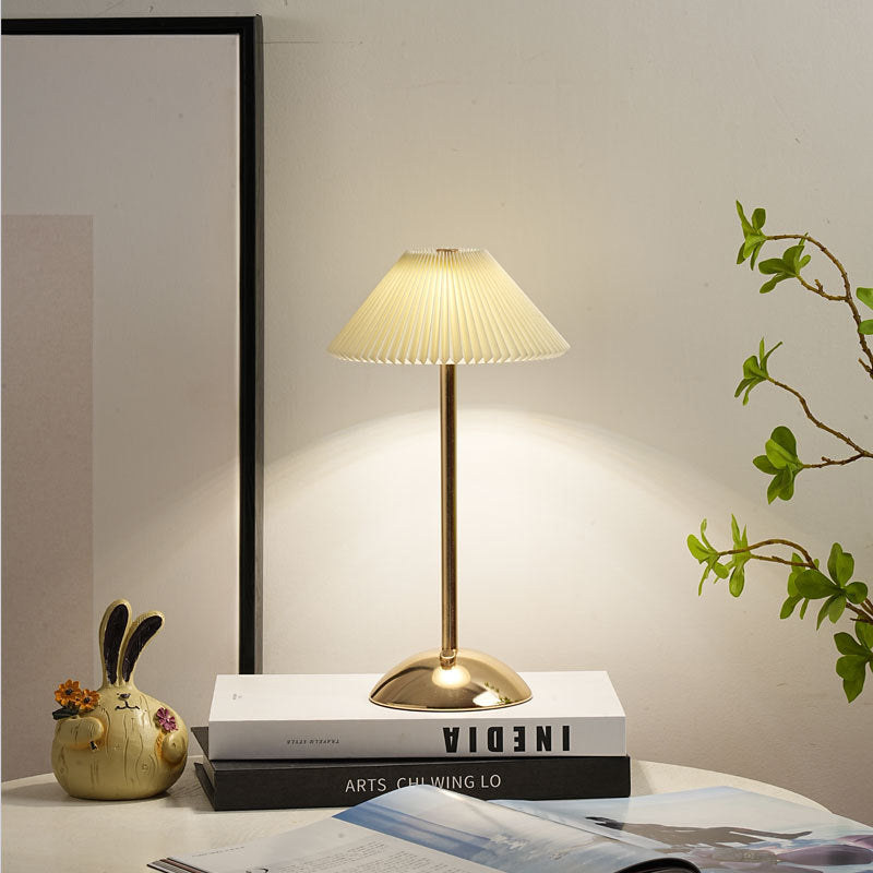 Lunvra - Lampada da tavolo con paralume in ottone a forma di cono