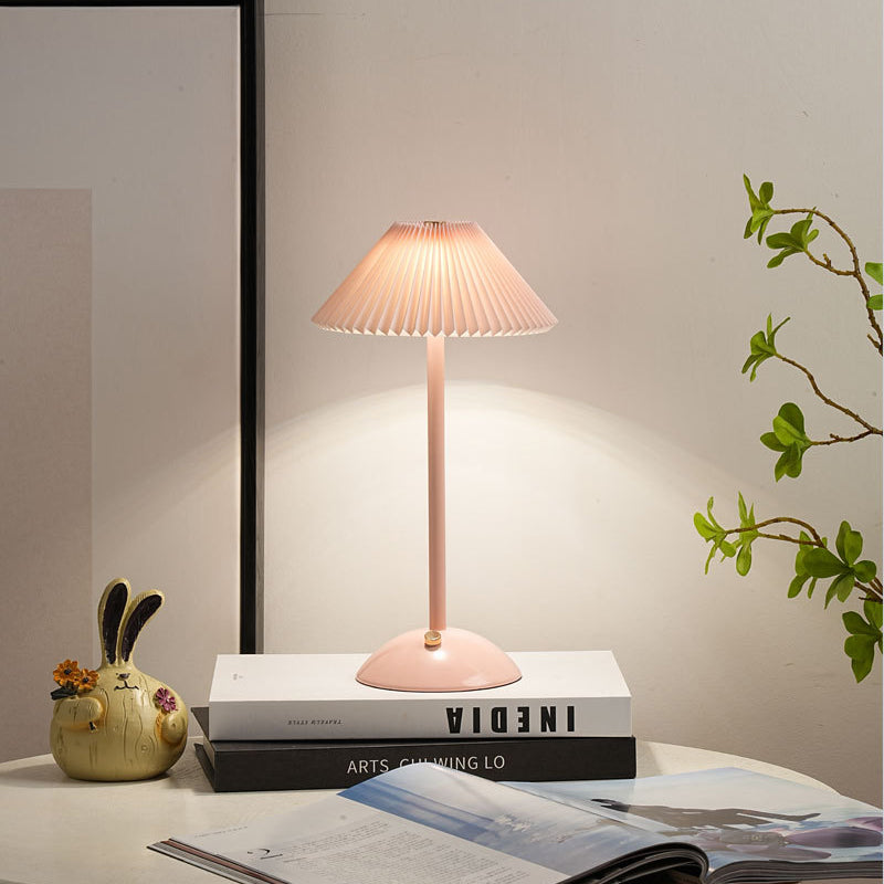 Lunvra - Lampada da tavolo con paralume in ottone a forma di cono