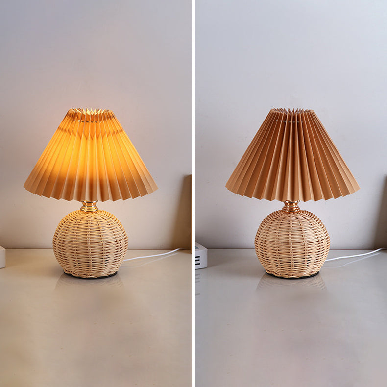 Aurevynn - Lampada da tavolo LED con paralume in rattan e tessuto conico