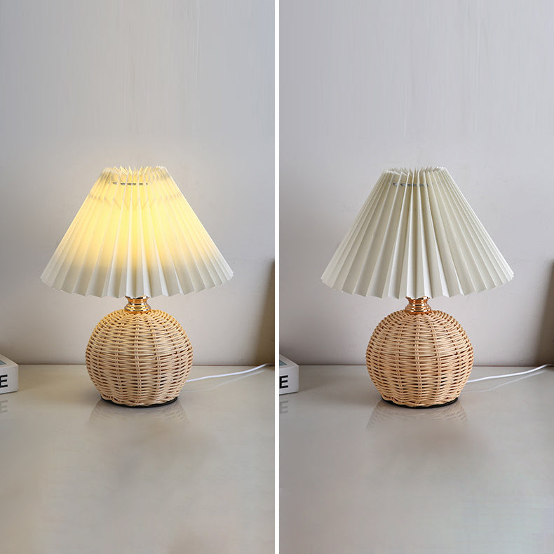 Aurevynn - Lampada da tavolo LED con paralume in rattan e tessuto conico