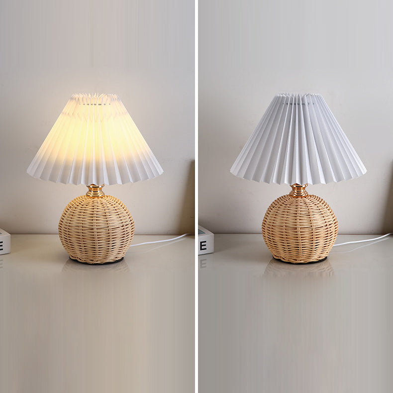 Aurevynn - Lampada da tavolo LED con paralume in rattan e tessuto conico