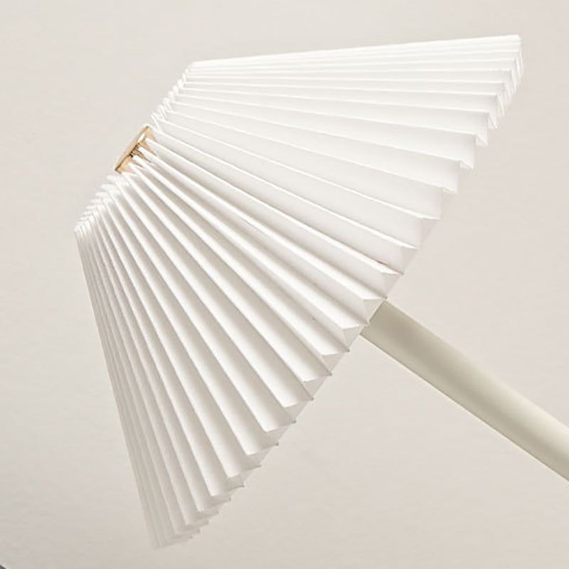 Lunvra - Lampada da tavolo con paralume in ottone a forma di cono