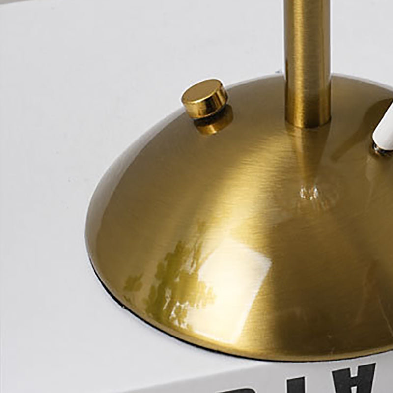 Lunvra - Lampada da tavolo con paralume in ottone a forma di cono