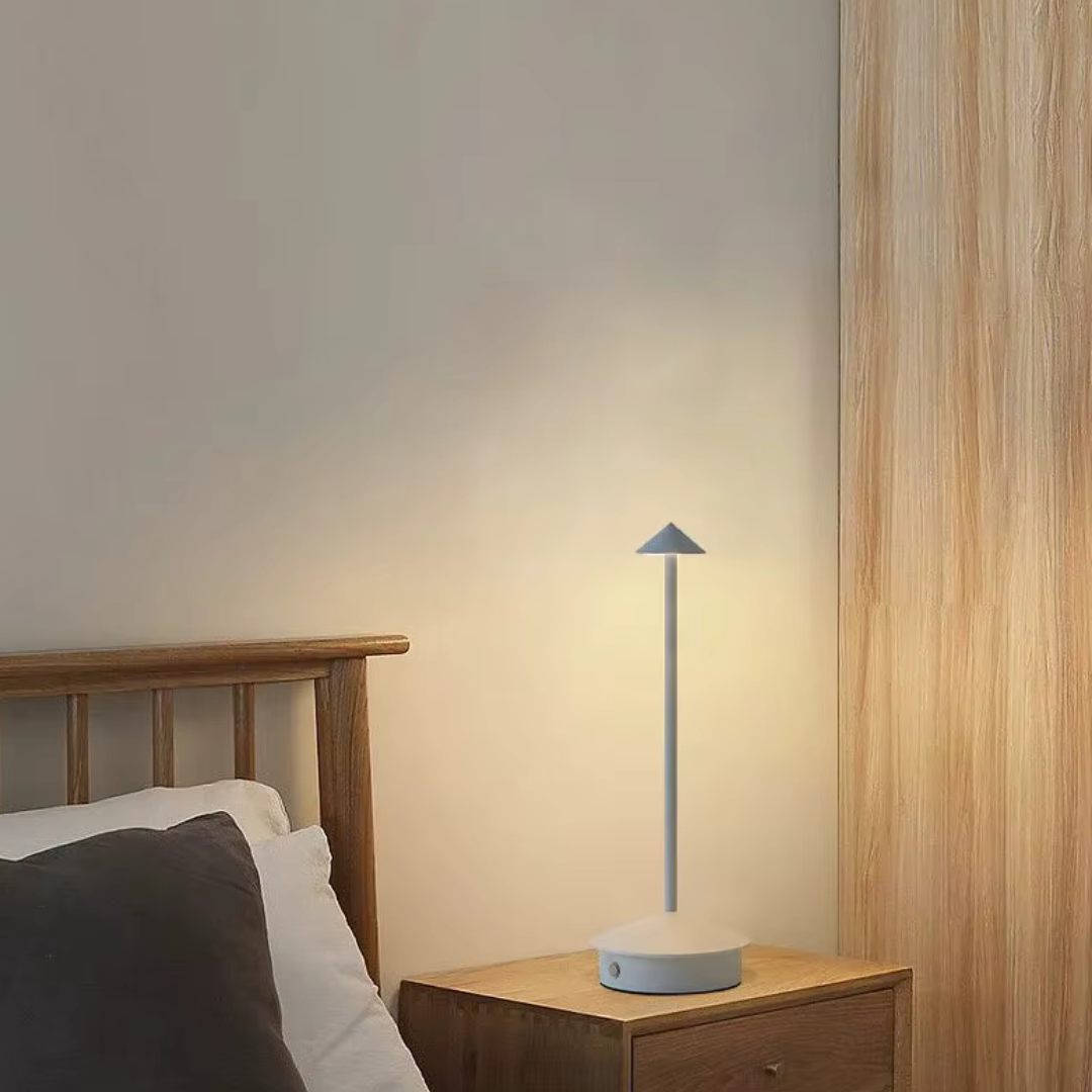 Altrix – Lampe de table LED rechargeable en aluminium moderne  