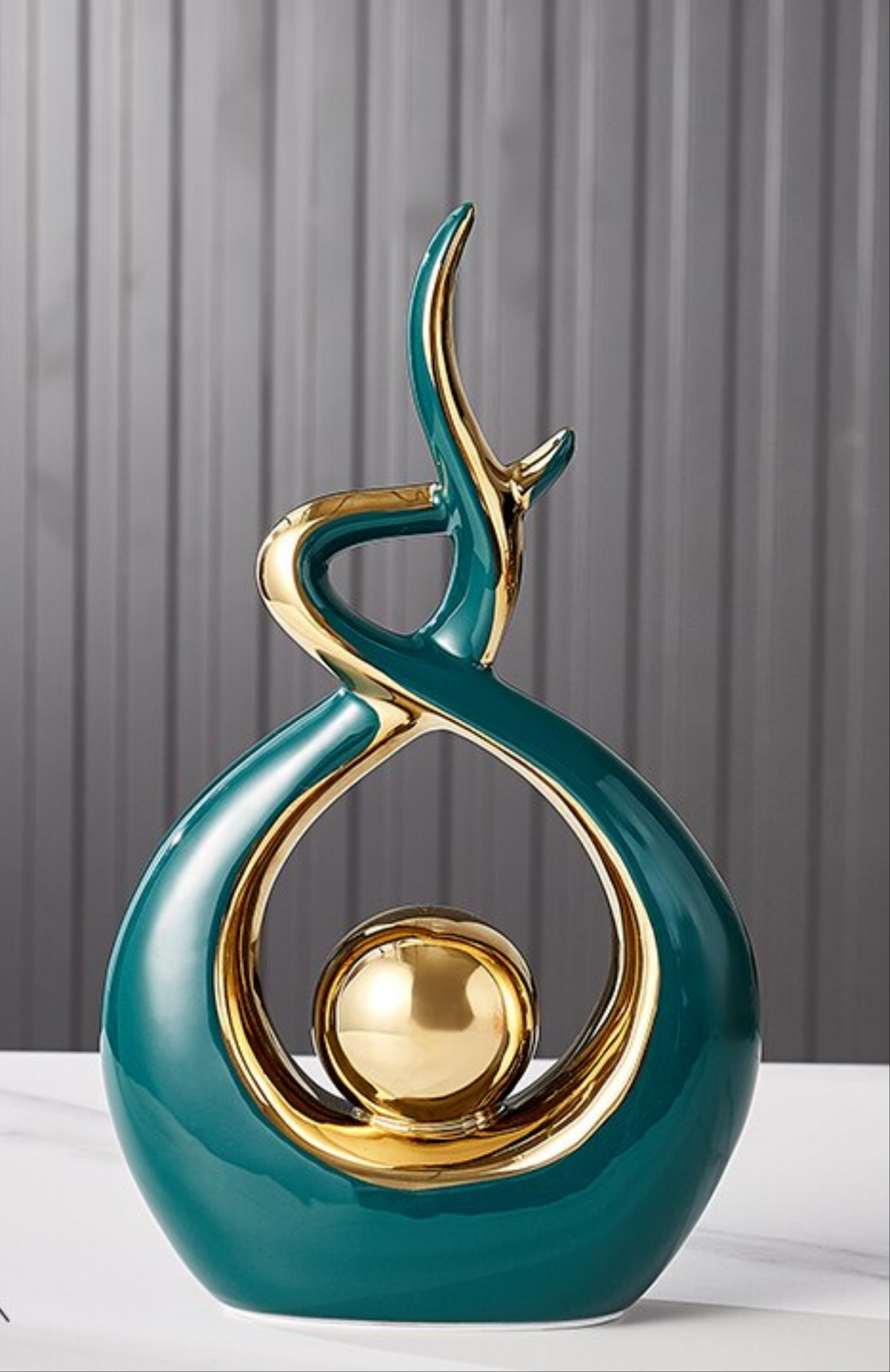 Aubelia – Scultura astratta in ceramica con accenti dorati