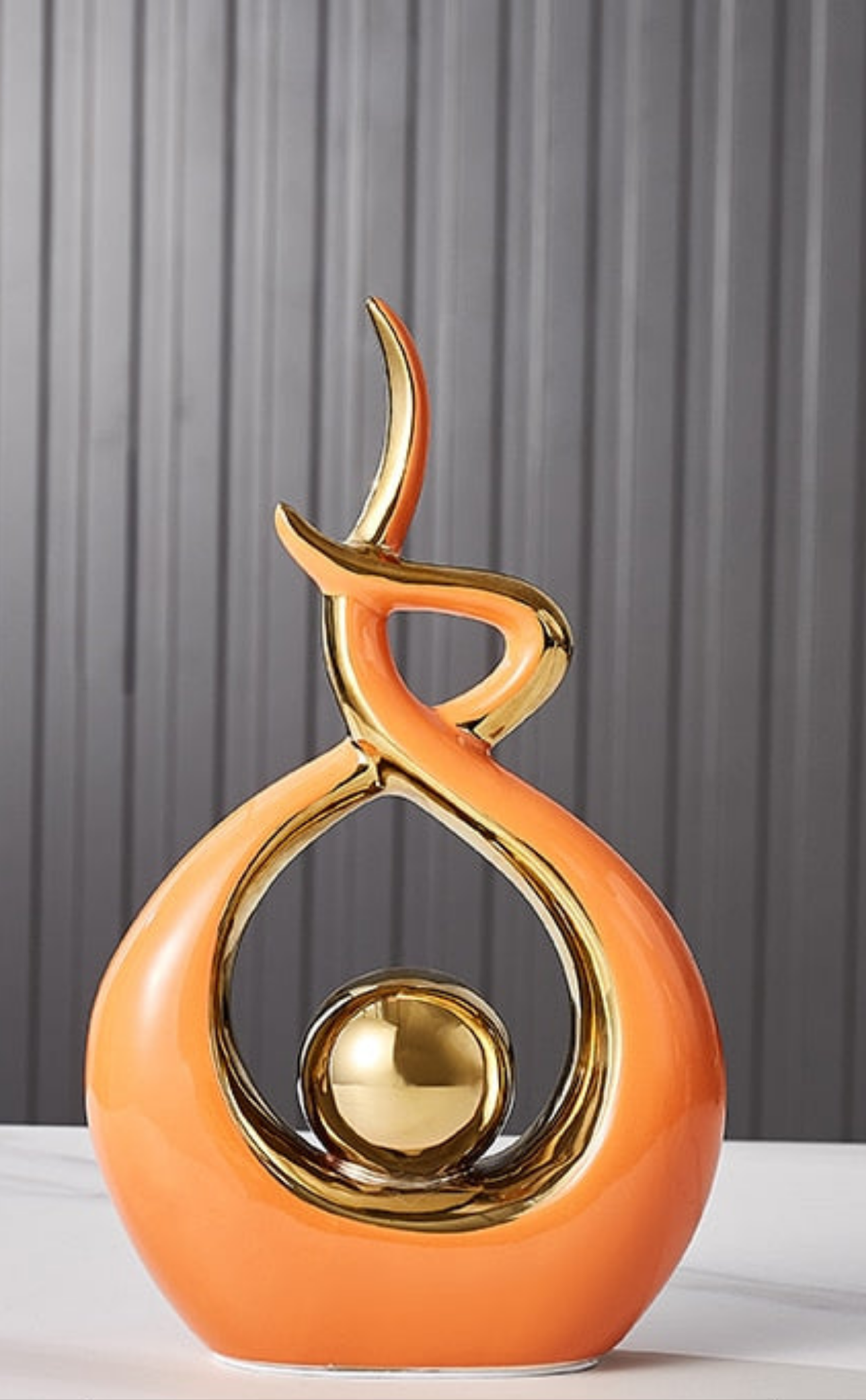 Aubelia – Scultura astratta in ceramica con accenti dorati