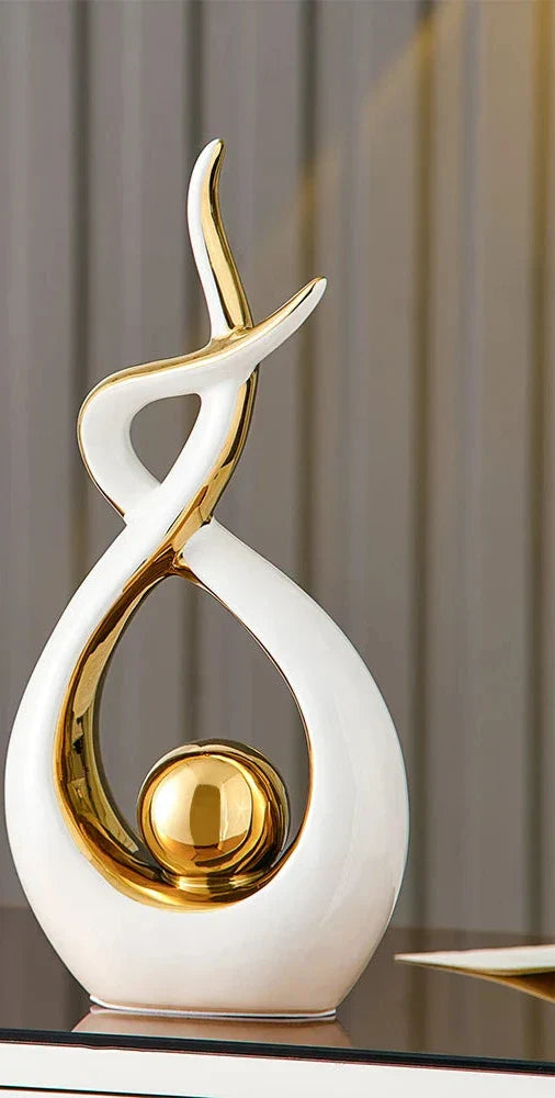 Aubelia – Scultura astratta in ceramica con accenti dorati