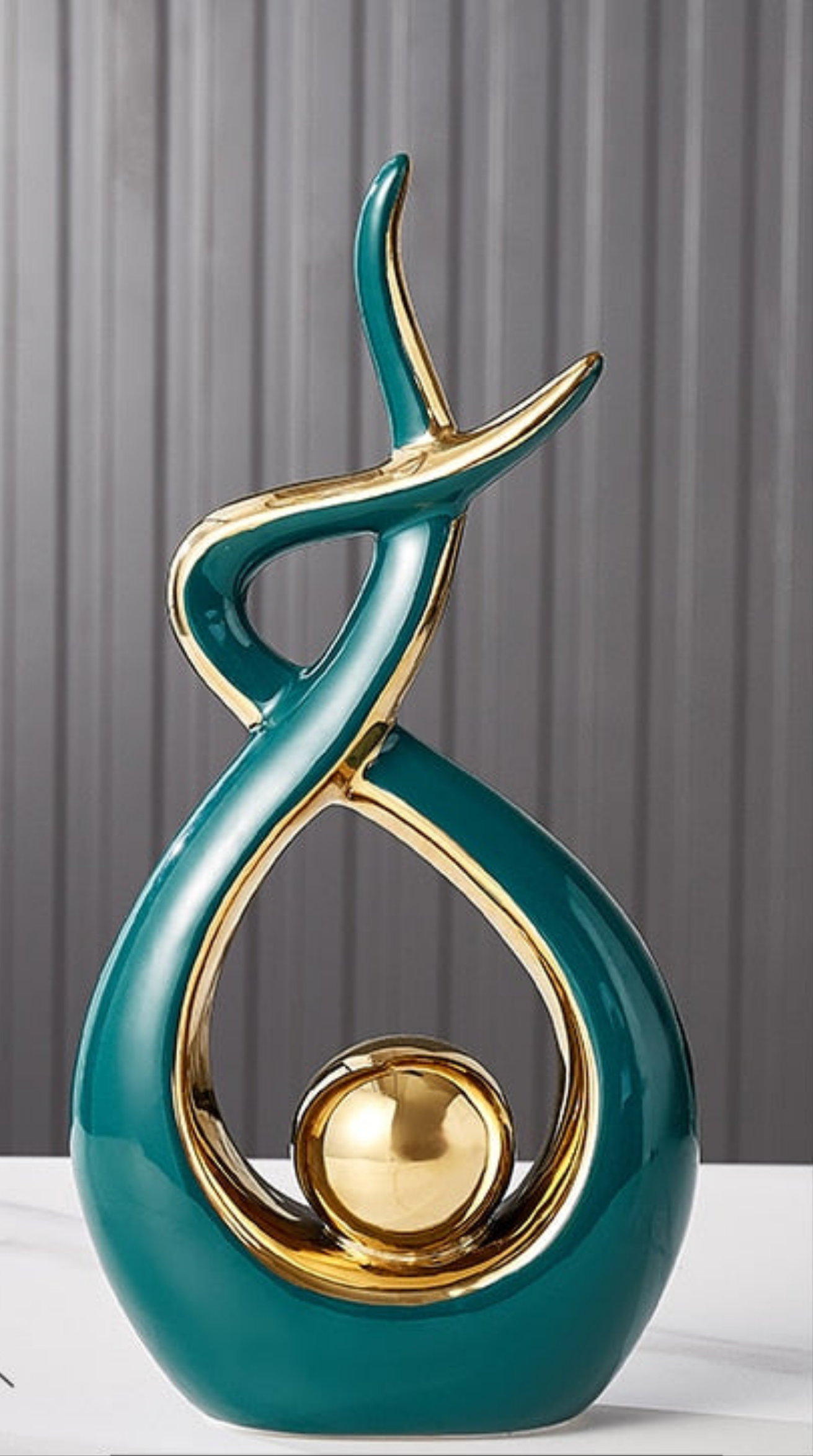 Aubelia – Scultura astratta in ceramica con accenti dorati