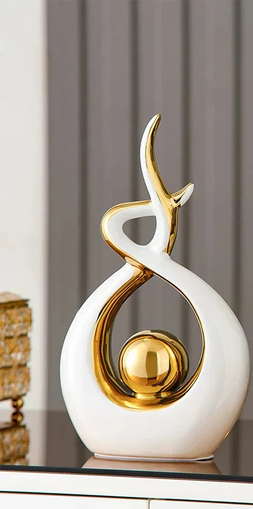 Aubelia – Scultura astratta in ceramica con accenti dorati