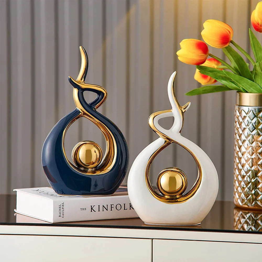 Aubelia – Scultura astratta in ceramica con accenti dorati