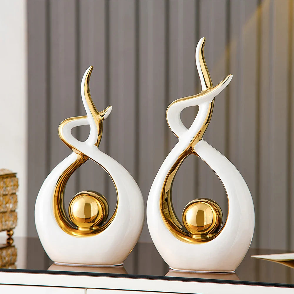 Aubelia – Scultura astratta in ceramica con accenti dorati