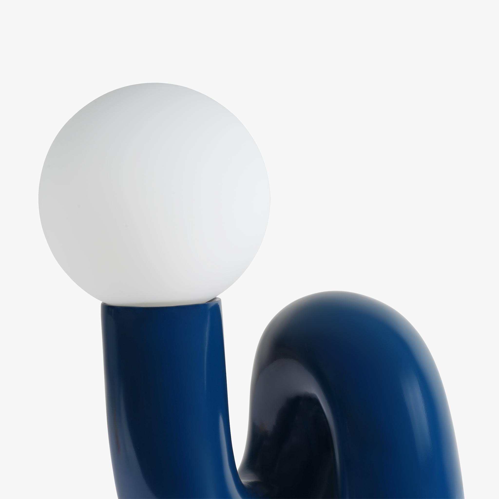 Novella – Lampada da tavolo ambientale con base scolpita