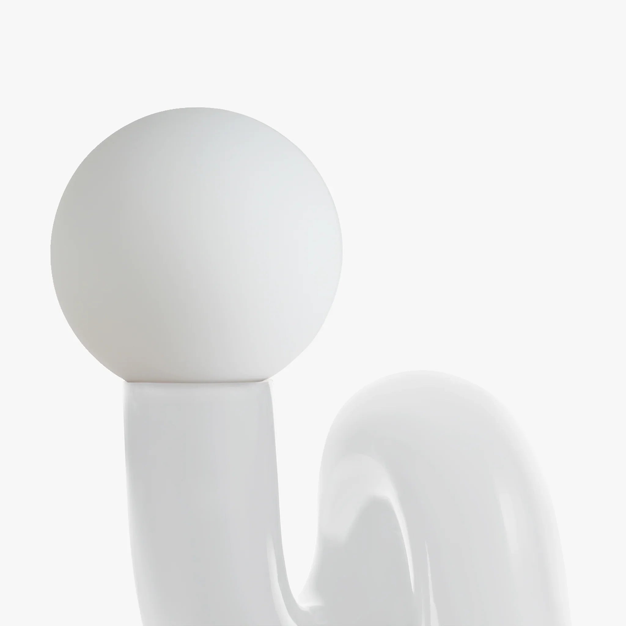 Novella – Lampada da tavolo ambientale con base scolpita
