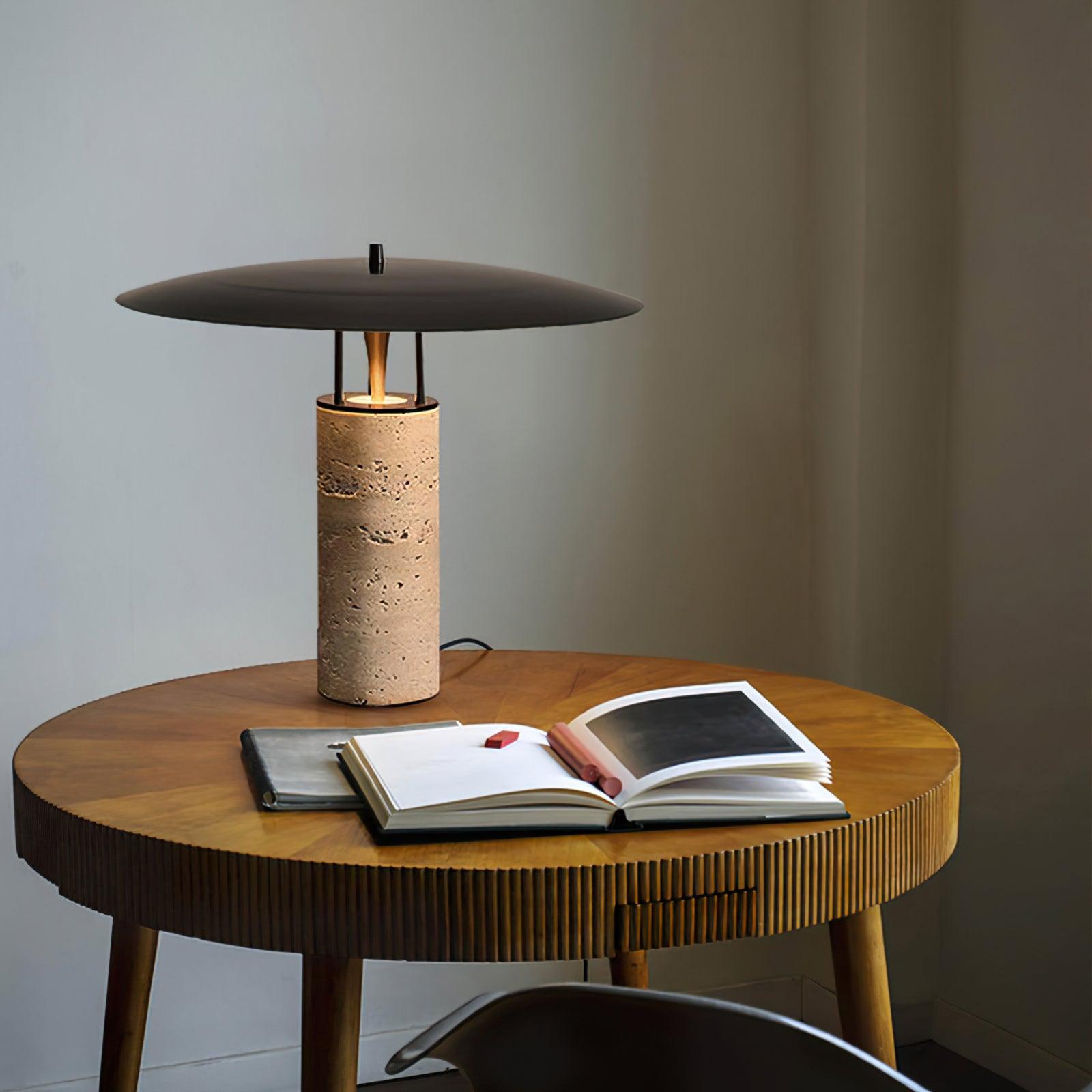 Elara – Lampe de table moderne avec abat-jour noir et base en métal
