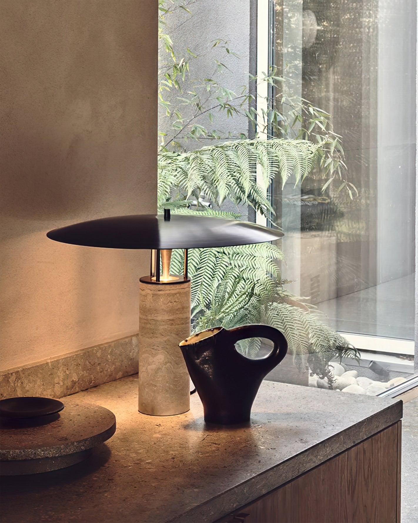 Elara – Lampe de table moderne avec abat-jour noir et base en métal