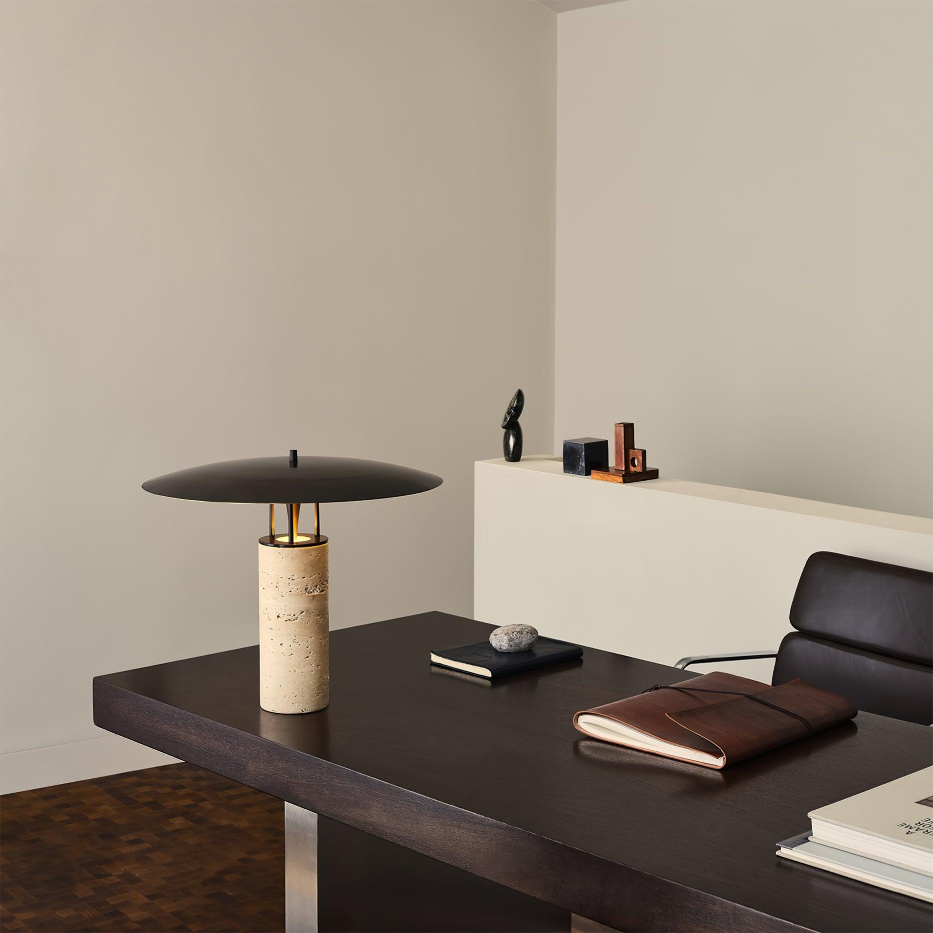 Elara – Lampe de table moderne avec abat-jour noir et base en métal