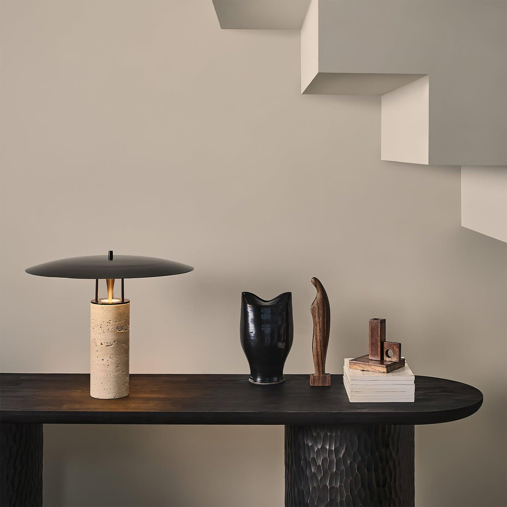 Elara – Lampe de table moderne avec abat-jour noir et base en métal