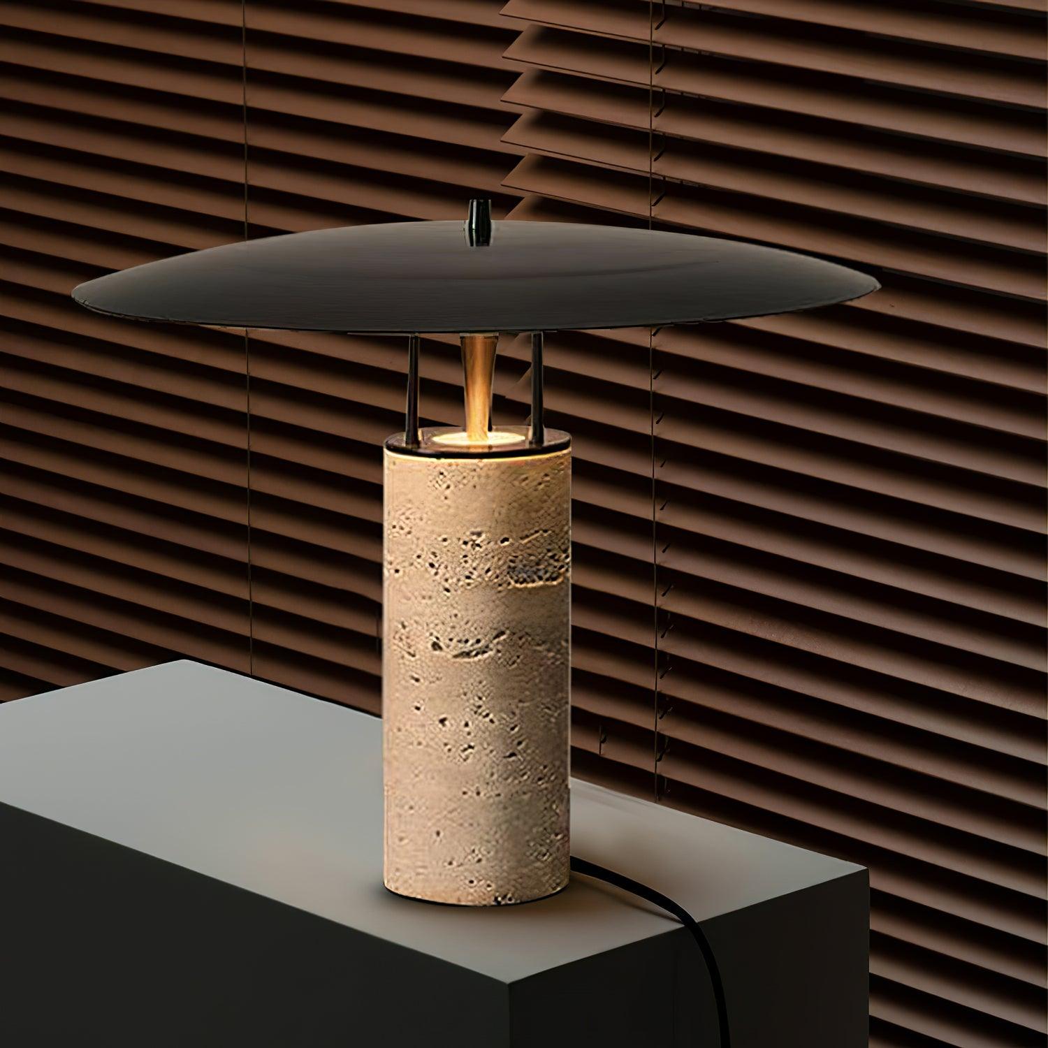 Elara – Lampe de table moderne avec abat-jour noir et base en métal