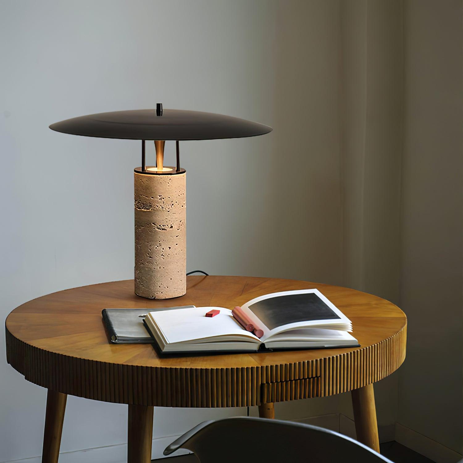 Elara – Lampe de table moderne avec abat-jour noir et base en métal