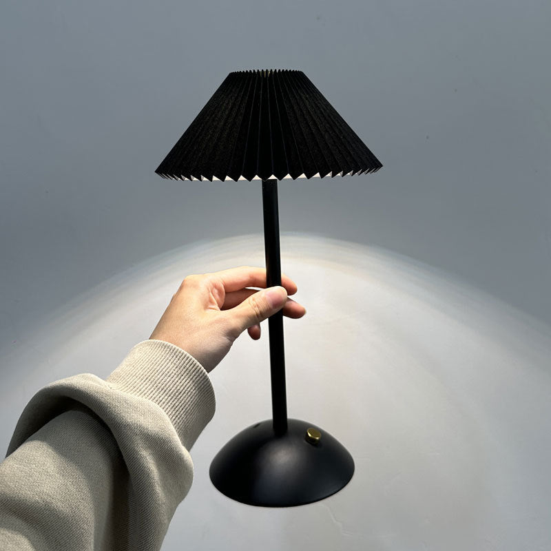 Lunvra - Lampada da tavolo con paralume in ottone a forma di cono