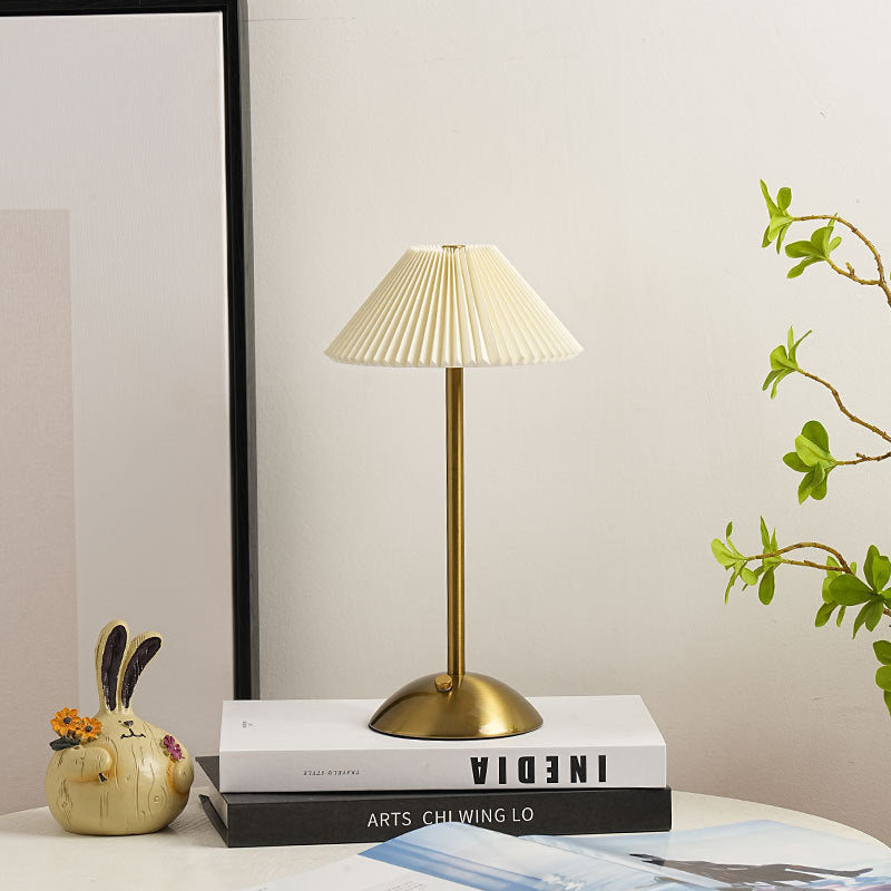 Lunvra - Lampada da tavolo con paralume in ottone a forma di cono