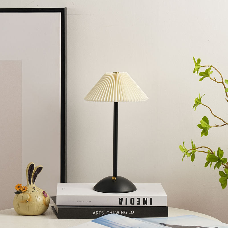 Lunvra - Lampada da tavolo con paralume in ottone a forma di cono