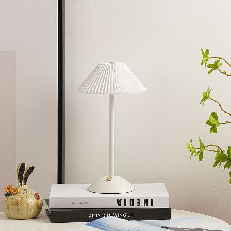 Lunvra - Lampada da tavolo con paralume in ottone a forma di cono