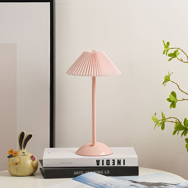 Lunvra - Lampada da tavolo con paralume in ottone a forma di cono