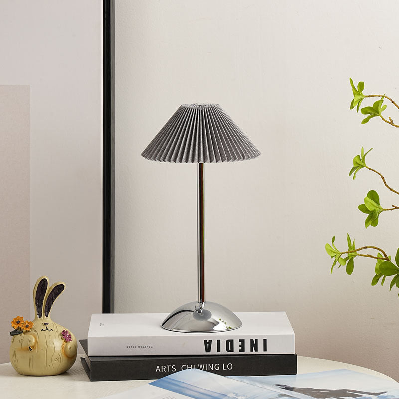 Lunvra - Lampada da tavolo con paralume in ottone a forma di cono