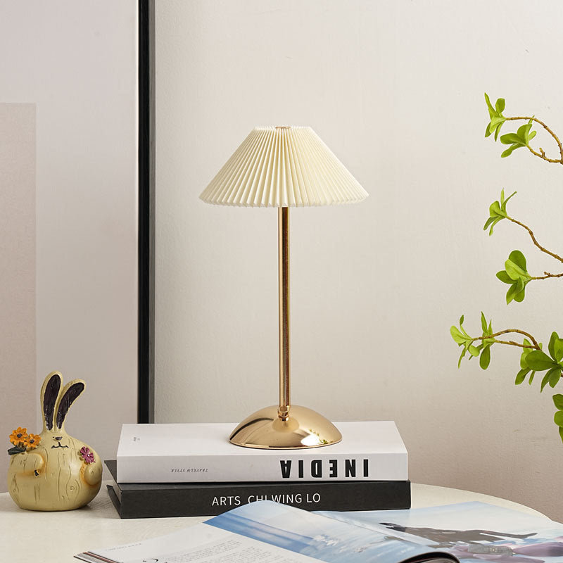 Lunvra - Lampada da tavolo con paralume in ottone a forma di cono