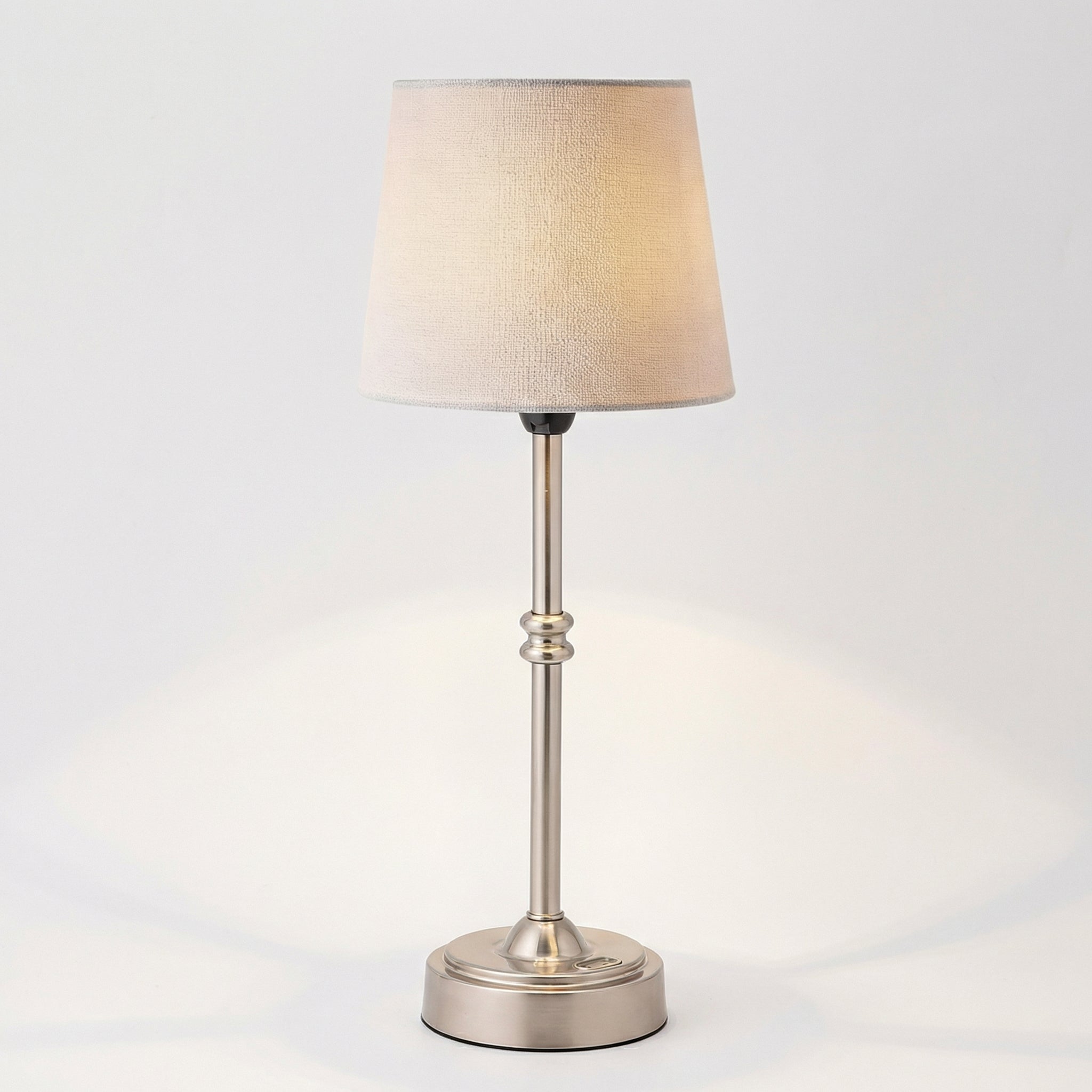 Drena - Lampada da tavolo in ottone con paralume in tessuto