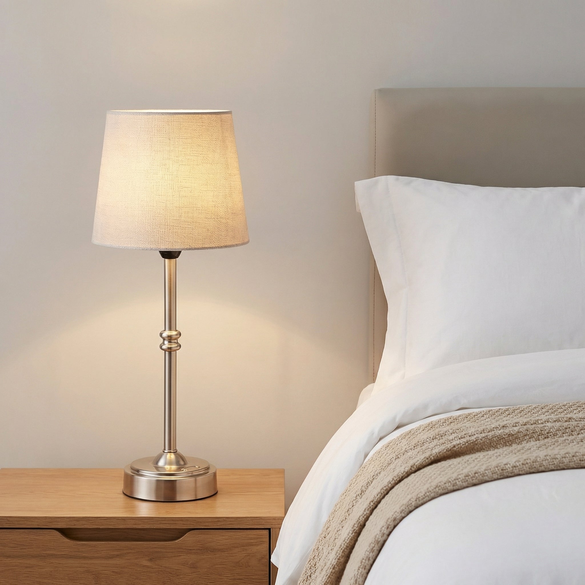 Drena - Lampada da tavolo in ottone con paralume in tessuto