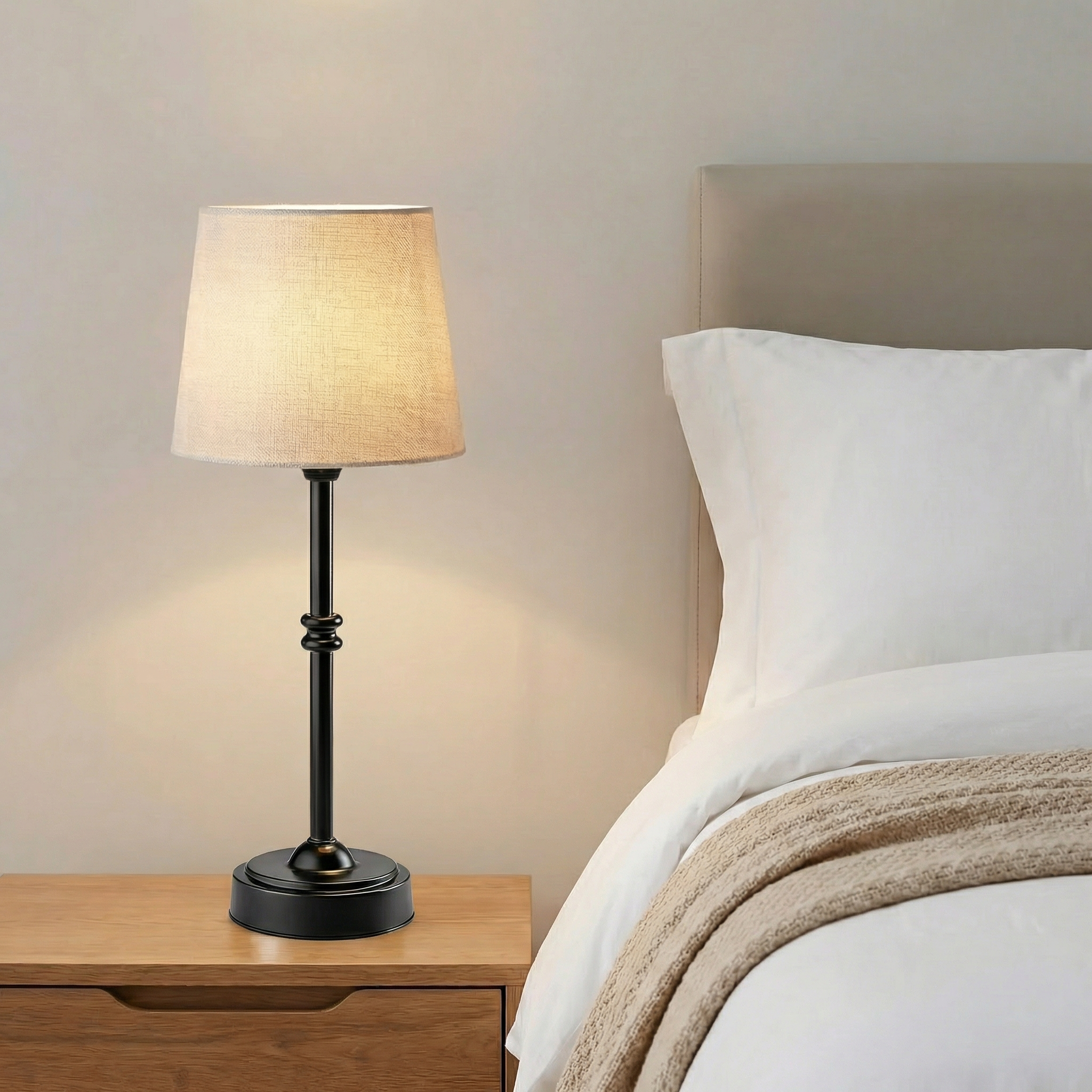 Drena - Lampada da tavolo in ottone con paralume in tessuto