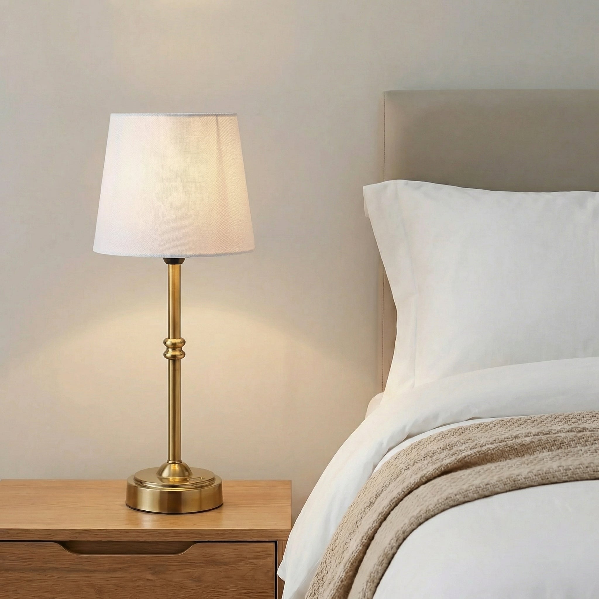 Drena - Lampada da tavolo in ottone con paralume in tessuto
