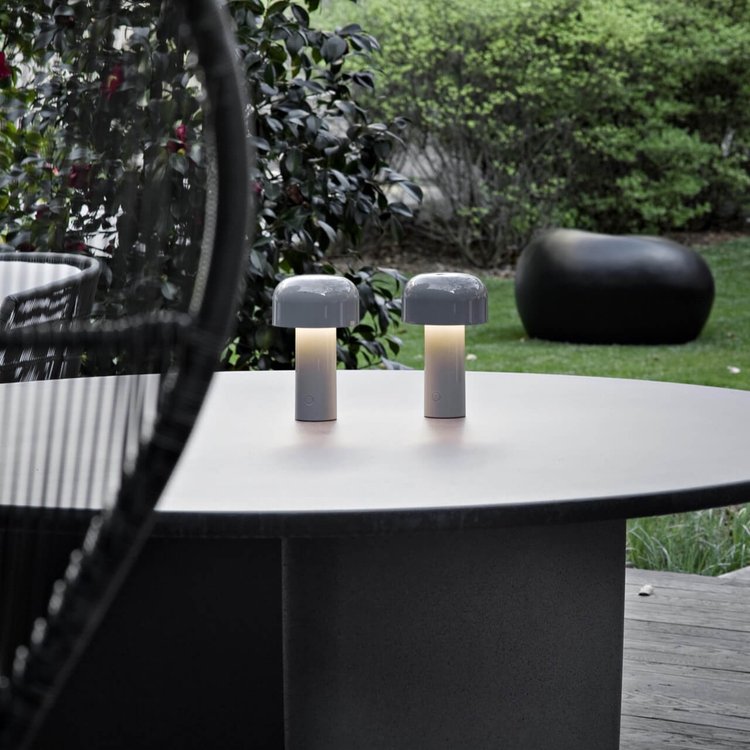 Lumivia - Lampada da Tavolo Portatile a LED Illuminazione Elegante