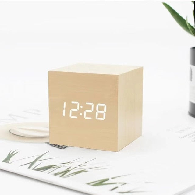 Zenvora – Réveil cube en bois LED numérique