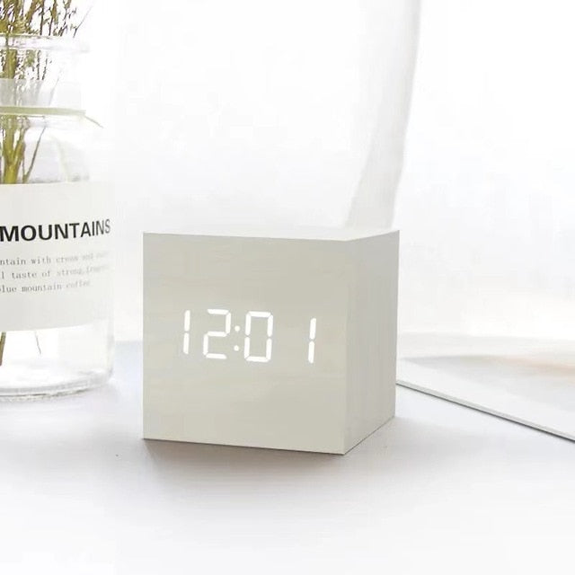 Zenvora – Réveil cube en bois LED numérique