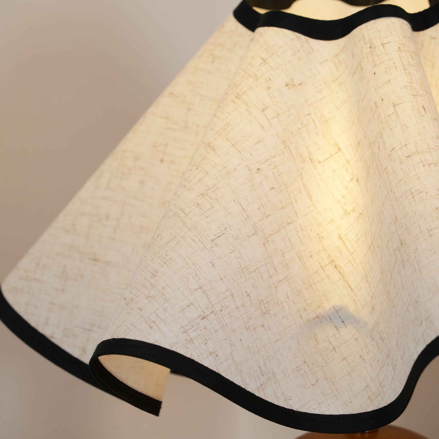 Mirelle - Lampe de table avec abat-jour en tissu motif crête de vague